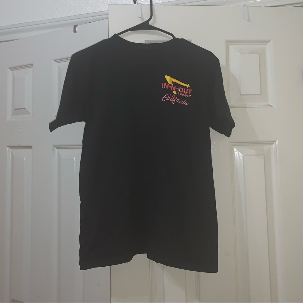 🌹In-N-Out authentic T shirt size S in Mens